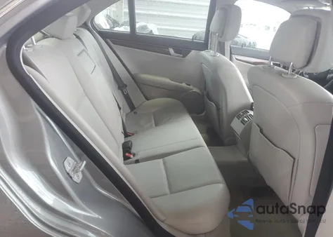 2013 Mercedes-Benz C 250 z USA, uszkodzony, nr VIN WDDGF4HB4DG104052